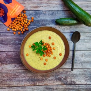 Read more about the article Zucchini Suppe mit gerösteten Kichererbsen als Topping